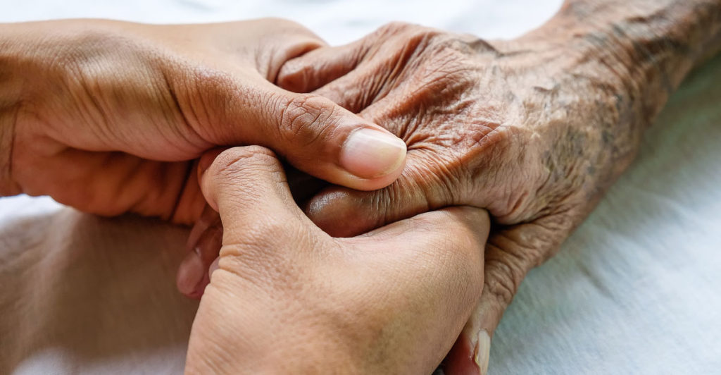 These 5 symptoms show up unexpectedly right before death - Featured image