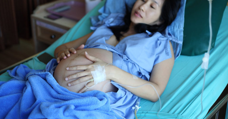 Mom-To-Be Asks For Advice After Husband ‘Forces’ Her To Allow In-Laws In The Delivery Room - Featured image