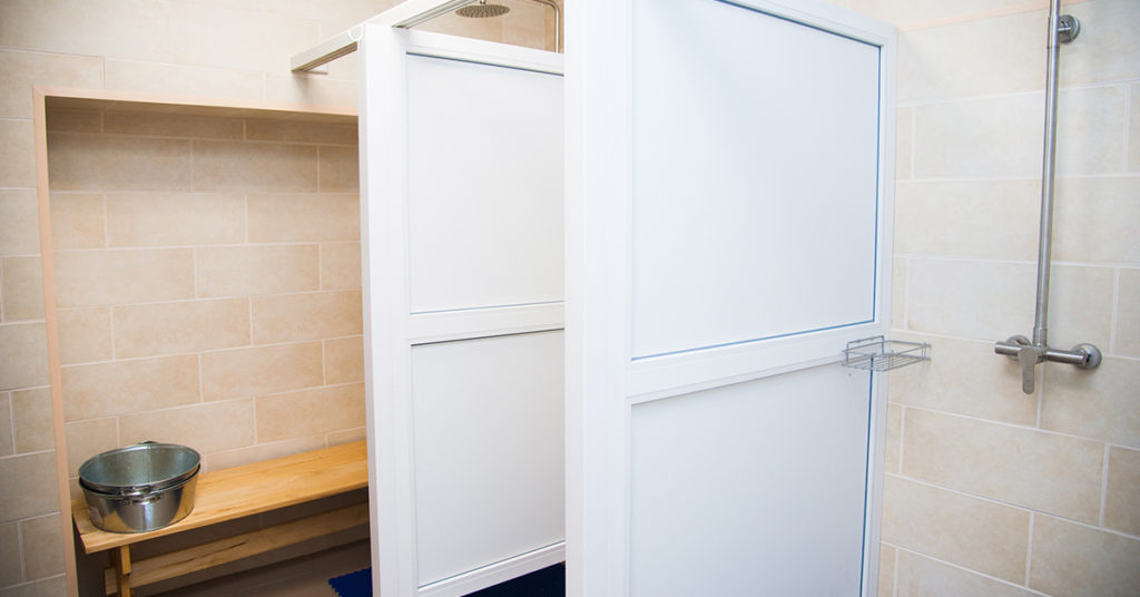 Dad ‘shamed’ for showering naked with daughter, 6, after swim at local pool - Featured image