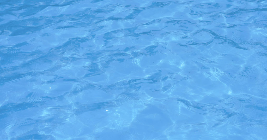 Frightening image is a reminder to parents about avoiding blue swimwear for kids - Featured image