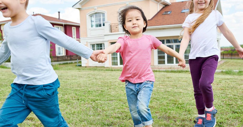 Neighbor demands mom only lets kid out for 15 minutes a day - Featured image