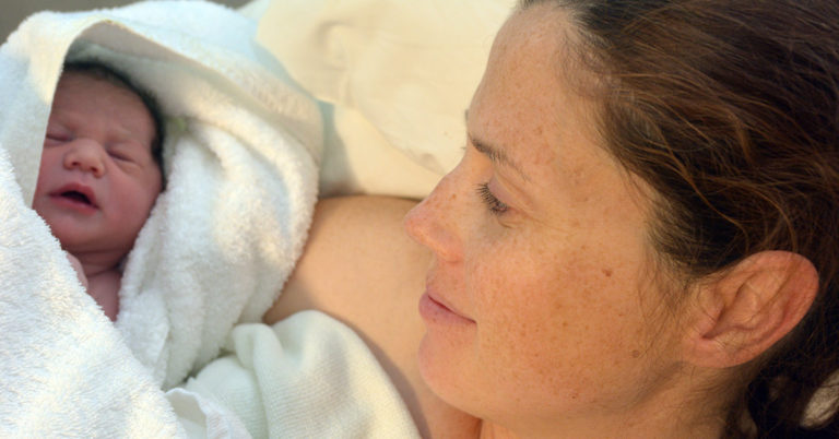 Mom Giving Birth in the Red Sea Goes Down as One of the Coolest Water Births - Featured image