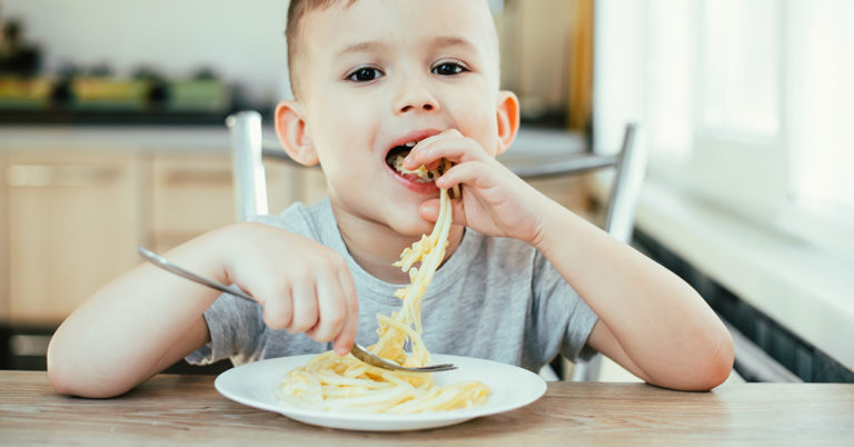 ‘Lazy’ mom-of-six only bathes her kids three times a week and lets them eat with their hands - Featured image