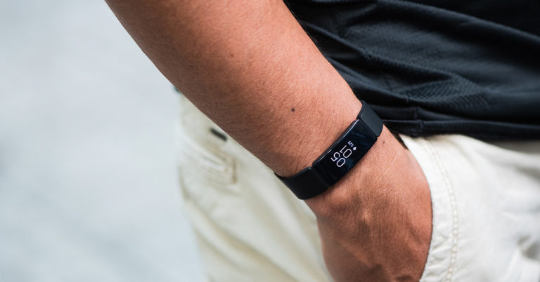 Woman Caught Boyfriend Cheating After His FitBit Said He Burnt 500 Calories At 2am - Featured image