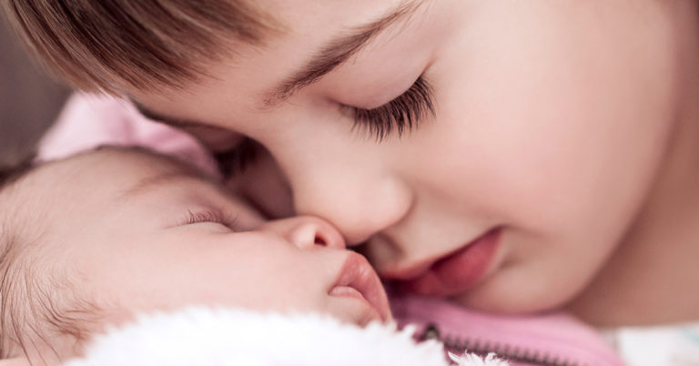 Mom Admits She Put Her 2-Year-Old Daughter Up for Adoption as Soon as She Had Her Son - Featured image