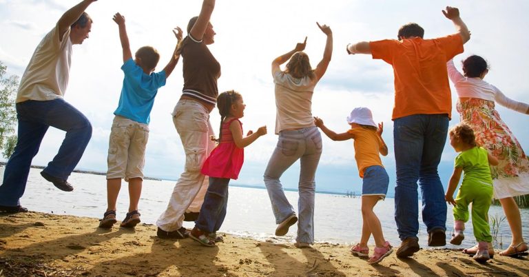 Couple adopts 7 siblings in foster care after parents die in car crash - Featured image