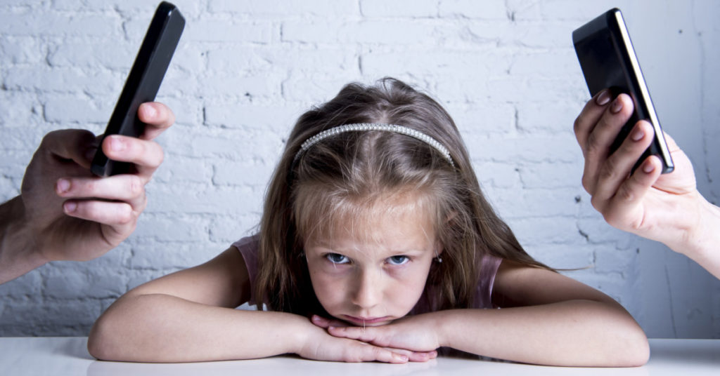 Parents Who Are Addicted to Their Cell Phones Affect Their Children’s Development – According to Scientists - Featured image