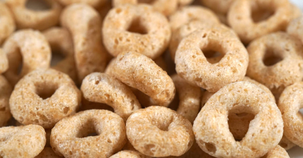 Moms Are Putting Cheerios In Blenders To Make Edible Sand For Their Kids And It’s Genius - Featured image
