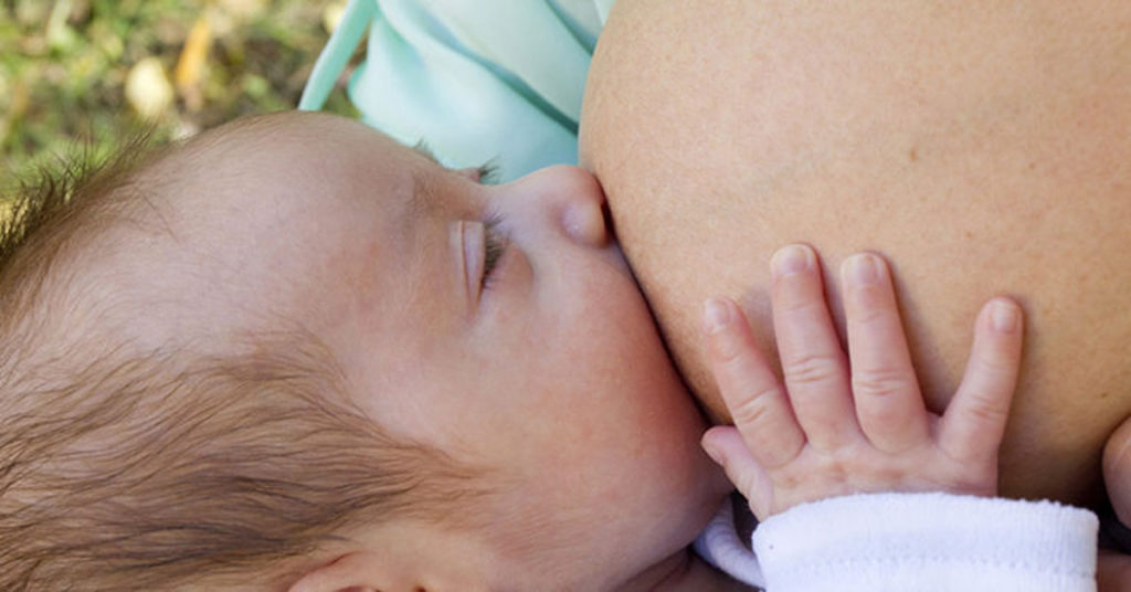 Woman Asks If She Was Wrong To ‘Emergency’ Breastfeed Her Friend’s Baby - Featured image