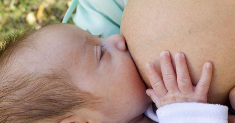 Woman Asks If She Was Wrong To ‘Emergency’ Breastfeed Her Friend’s Baby - Featured image