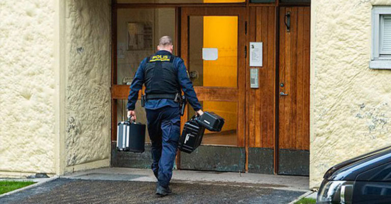 Man rescued from apartment after being held captive by his mother for 28 years - Featured image