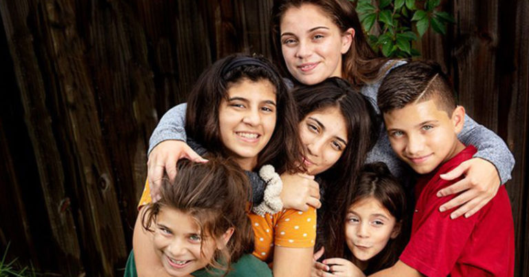 20-Year-Old Takes On Raising Her Five Siblings After Both Parents Die From Cancer - Featured image