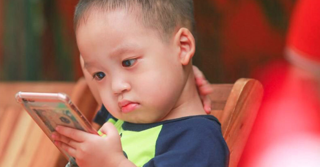 Giving Your Child a Smartphone Is “Like Giving Them Drugs,” Says Top Addiction Expert - Featured image