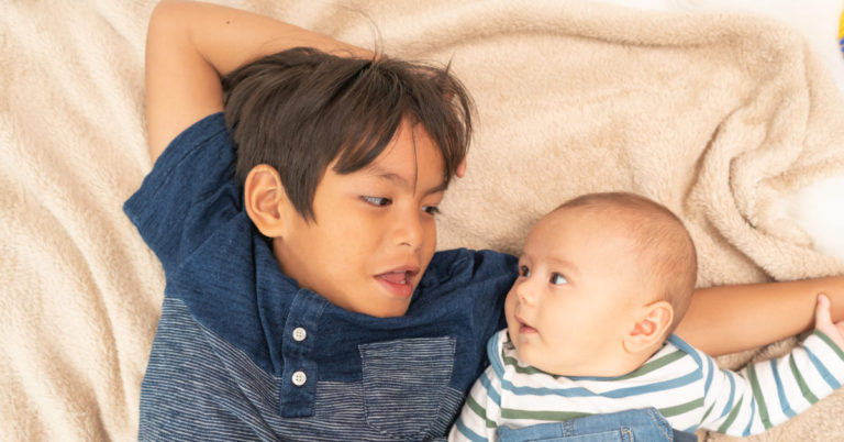 Why Your Older Kids Shouldn’t (and Should) Babysit Their Siblings - Featured image