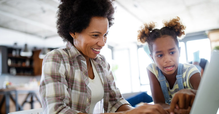 This 34-year-old mom quit her job to work on her side hustle full-time—and made $300,000 in one year - Featured image