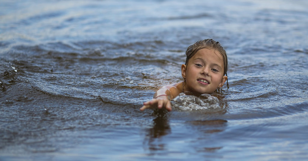 ‘I’m not going to let you die’: Pregnant mother rescues 3 girls from drowning in Lake Michigan - Featured image