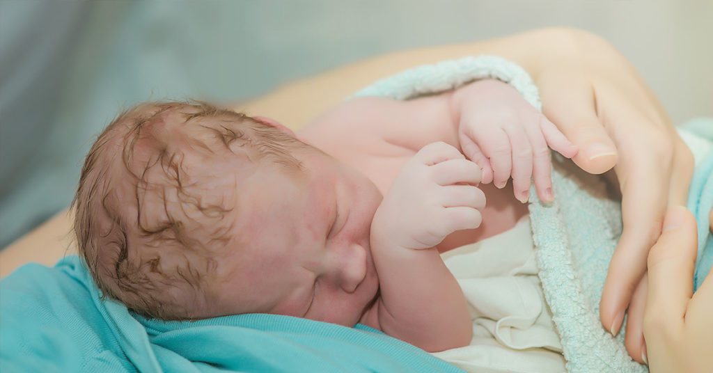Extraordinary Birth Photos Capture Dad Delivering His Baby on the ER Floor - Featured image