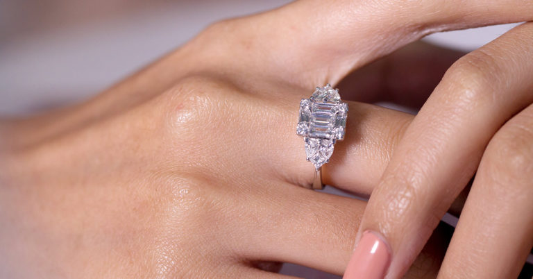 Family Asks Woman For Her Engagement Ring After Her Fiancé Dies So His Sister Can Have It - Featured image