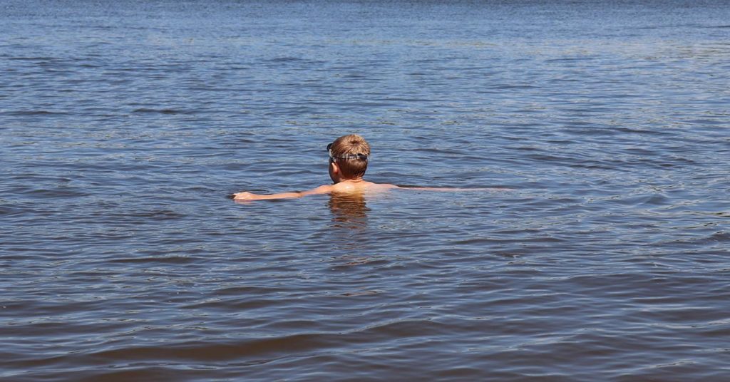 A 7-year-old boy in Florida swam for an hour to get help for his dad and sister who were stranded in a river - Featured image