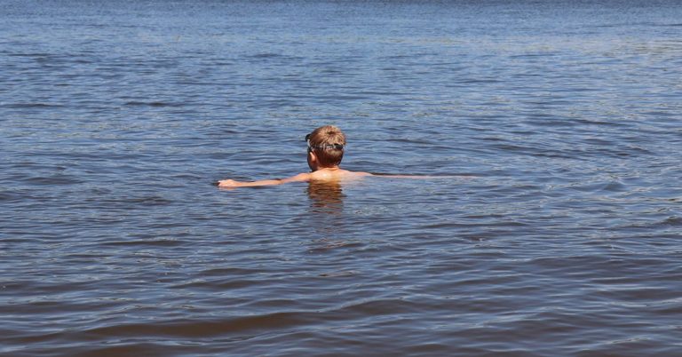 A 7-year-old boy in Florida swam for an hour to get help for his dad and sister who were stranded in a river - Featured image