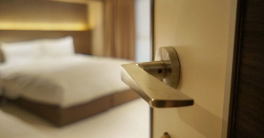 Teen Girl Outsmarts A Hotel Room Invader Using A Tip She Received From Her Police Officer Dad - Featured image