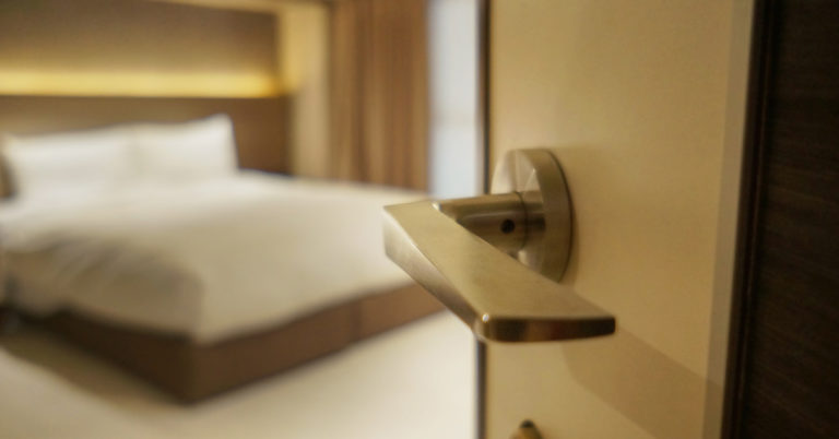 Teen Girl Outsmarts A Hotel Room Invader Using A Tip She Received From Her Police Officer Dad - Featured image