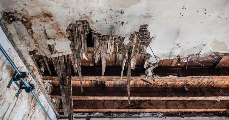 Mum says son has to ‘live in cupboard’ as family-of-10 cramped in 3-bed house - Featured image