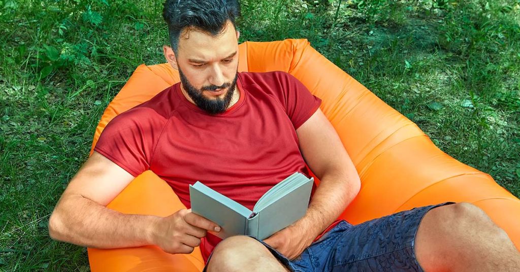 People Without Pools Are Getting Inflatable Sunbathing Tubs Instead, And It’s Pretty Brilliant - Featured image