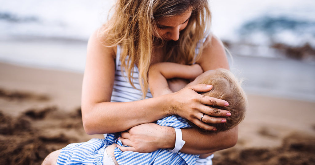 Police Called on Breastfeeding Mom at the Beach & the Officer Totally Had Her Back - Featured image