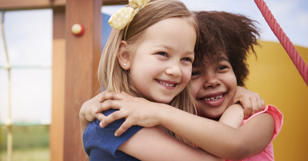 8 Ways to Teach Your Kids to Be Friends for Life - Featured image
