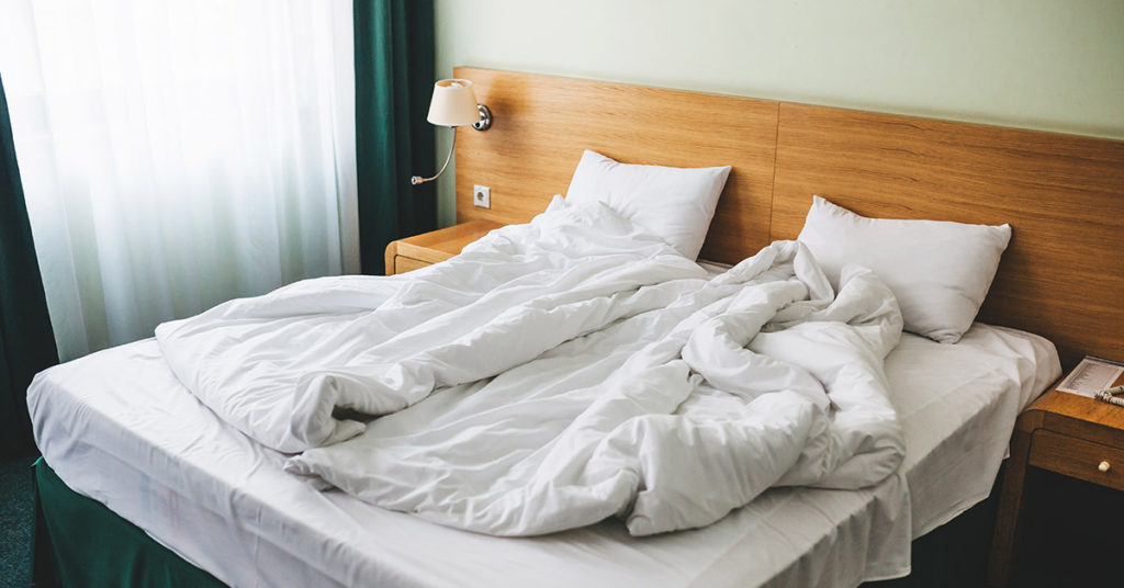 Why People Aren’t Using Top Sheets On Beds Anymore - Featured image