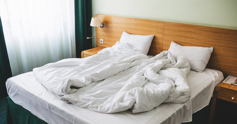 Why People Aren’t Using Top Sheets On Beds Anymore - Featured image