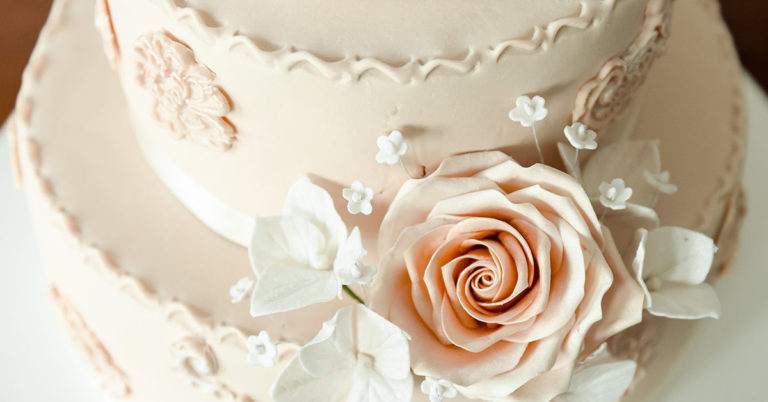 Frugal Couple Uses Costco Sheet Cakes To Create Gorgeous Wedding Cake For Less Than $50 - Featured image