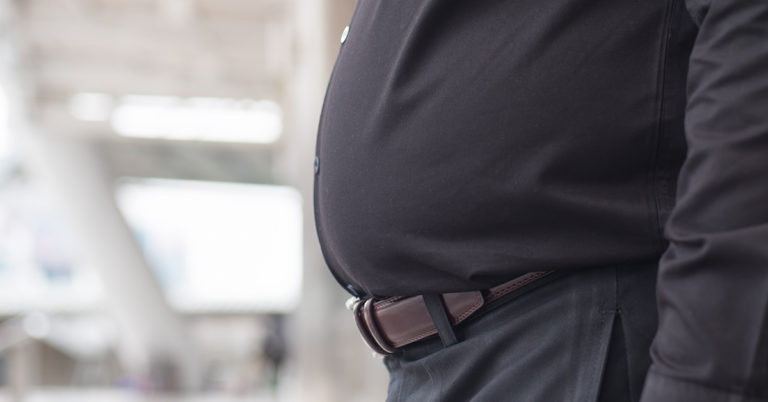 One Woman Wants To Know Why The Dad Bod Is Celebrated But The ‘Mom Bod’ Is Shamed - Featured image