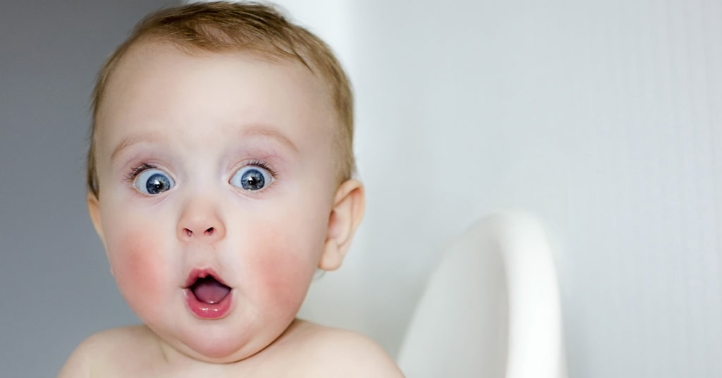 Stingray photobombs baby’s picture with matching expression - Featured image