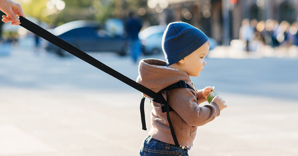 After Getting ‘Dirty Looks’ From Strangers, Dad Defends Putting A Leash On His Daughter - Featured image