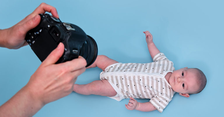 Exhausted Mom And Dad Hilariously Fall Asleep During Their Newborn’s Photo Shoot - Featured image