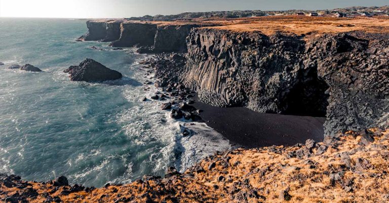 4-year-old boy miraculously survives falling down a 70-foot cliff with nothing but bruises - Featured image