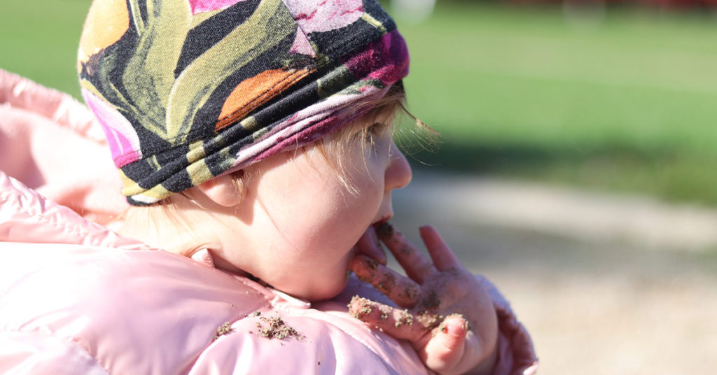Mother Lets Her 8-MO Baby Eat Dirt And Sand To ‘Build His Immune System,’ Faces Massive Outrage - Featured image