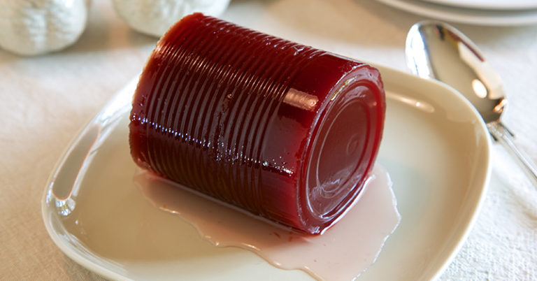 Americans explain why they hate cranberry sauce more than any other holiday dish - Featured image