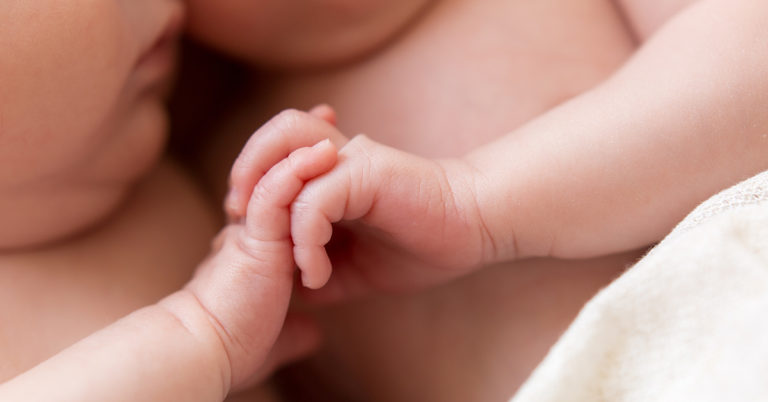 Newborn twins don’t realize they’ve been born, refuse to stop cuddling like they did in the womb - Featured image