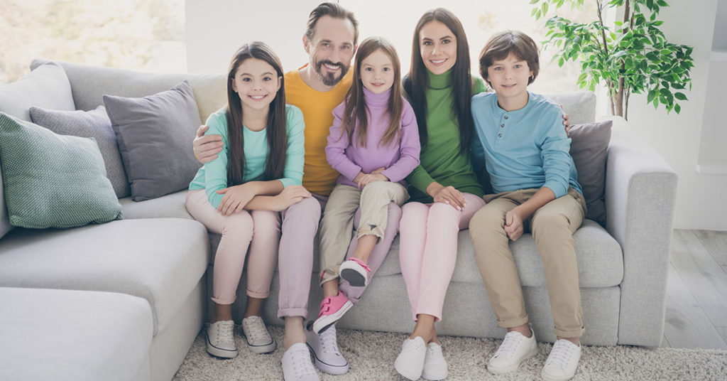 Couple adopts neighbor’s 3 children after she passes and then the community rallies together - Featured image