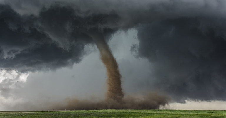 Heroic Mom Cradled Her 2 Young Kids As They Were Ripped From Their Bed And Thrown Into The Air By A Tornado - Featured image