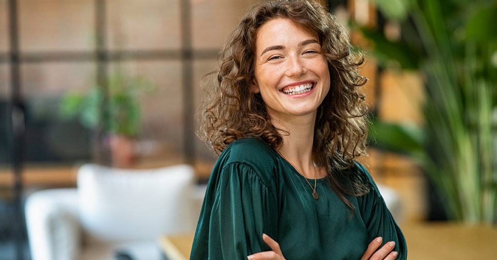 Exhausted Woman Approaches Noisy Teenagers, Finds Kind Note from Them under Her Door in the Morning - Featured image
