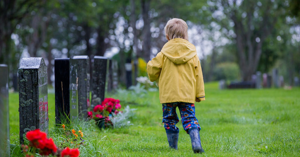 Boy Visits Twin Brother’s Grave to Tell Him about First Day in Kindergarten: ‘He Watches over Me’ - Featured image