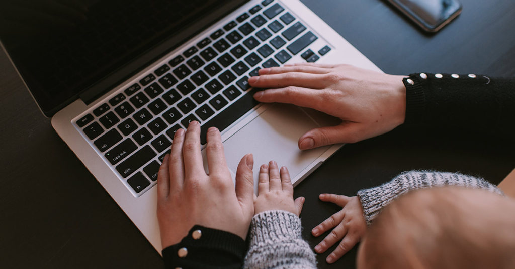 Mom brings newborn to work then boss unknowingly snaps photo & posts remark about it online - Featured image