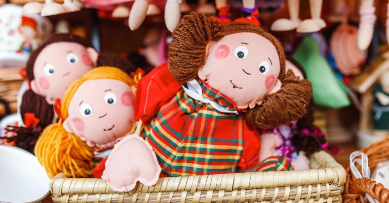 Store Clerk Kicks Out Poor Little Boy Who Wants to Buy a Doll for His Dying Mom - Featured image