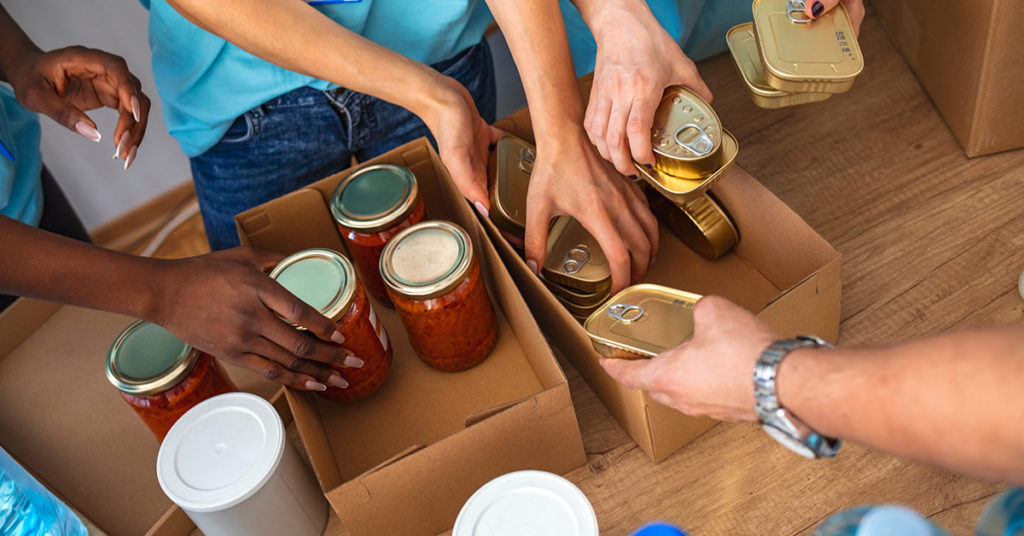 Mom forced to use food banks to feed eight children after her benefits are cut - Featured image