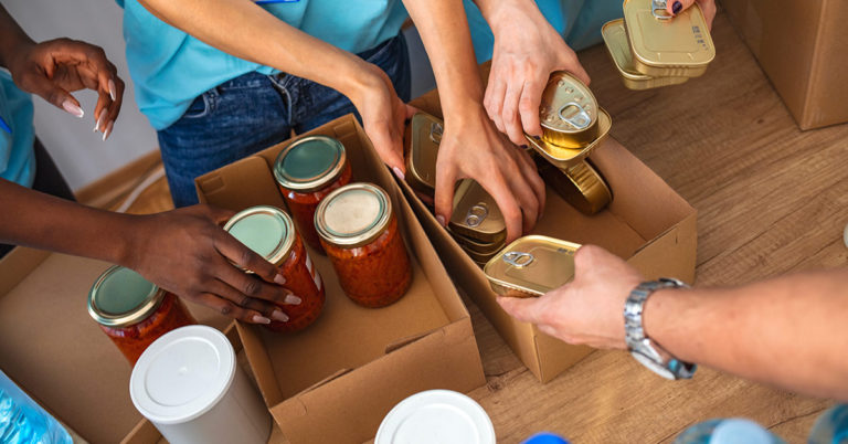 Mom forced to use food banks to feed eight children after her benefits are cut - Featured image