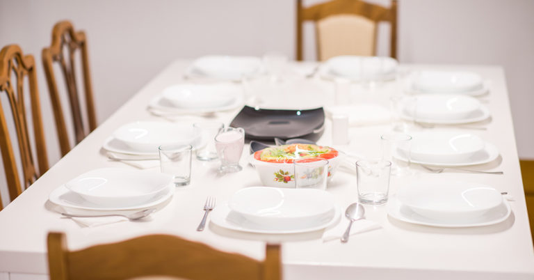 Woman left in tears after she plans ‘Friendsgiving’ and no one shows - Featured image